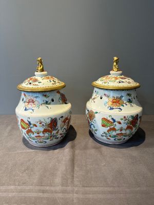 A pair of Chinese famille rose 'Madame de Pompadour' pot-pourri jars with bronze-mounted covers, Qianlong, ca. 1745 — photo 4