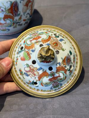 A pair of Chinese famille rose 'Madame de Pompadour' pot-pourri jars with bronze-mounted covers, Qianlong, ca. 1745 — photo 6
