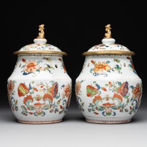 A pair of Chinese famille rose 'Madame de Pompadour' pot-pourri jars with bronze-mounted covers, Qianlong, ca. 1745 — photo 2