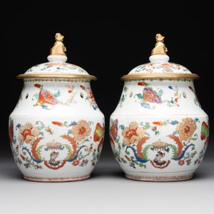 A pair of Chinese famille rose 'Madame de Pompadour' pot-pourri jars with bronze-mounted covers, Qianlong, ca. 1745 — photo 3