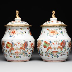 A pair of Chinese famille rose 'Madame de Pompadour' pot-pourri jars with bronze-mounted covers, Qianlong, ca. 1745 — photo 4