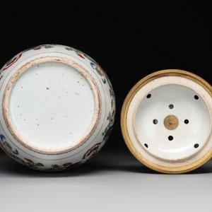 A pair of Chinese famille rose 'Madame de Pompadour' pot-pourri jars with bronze-mounted covers, Qianlong, ca. 1745 — photo 6