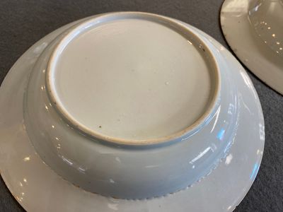 A pair of Chinese famille rose 'magpie and peonies' dishes, Yongzheng/Qianlong — 照片 3