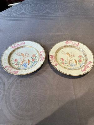 A pair of Chinese famille rose 'magpie and peony' plates with bianco-sopra-bianco rims, Yongzheng — foto 1