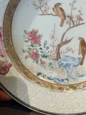 A pair of Chinese famille rose 'magpie and peony' plates with bianco-sopra-bianco rims, Yongzheng — foto 11