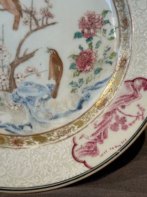 A pair of Chinese famille rose 'magpie and peony' plates with bianco-sopra-bianco rims, Yongzheng — foto 12