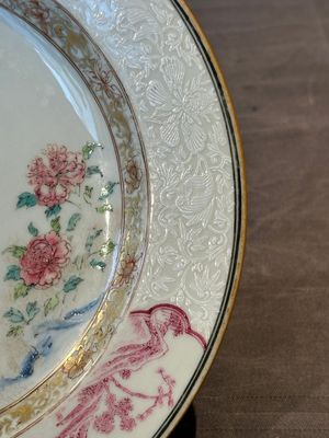 A pair of Chinese famille rose 'magpie and peony' plates with bianco-sopra-bianco rims, Yongzheng — foto 13