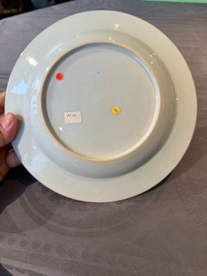 A pair of Chinese famille rose 'magpie and peony' plates with bianco-sopra-bianco rims, Yongzheng — foto 14