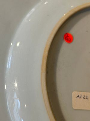 A pair of Chinese famille rose 'magpie and peony' plates with bianco-sopra-bianco rims, Yongzheng — foto 15