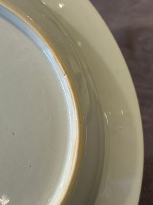 A pair of Chinese famille rose 'magpie and peony' plates with bianco-sopra-bianco rims, Yongzheng — foto 16