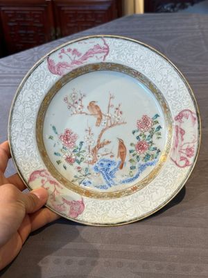 A pair of Chinese famille rose 'magpie and peony' plates with bianco-sopra-bianco rims, Yongzheng — foto 2