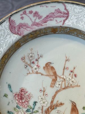A pair of Chinese famille rose 'magpie and peony' plates with bianco-sopra-bianco rims, Yongzheng — foto 3