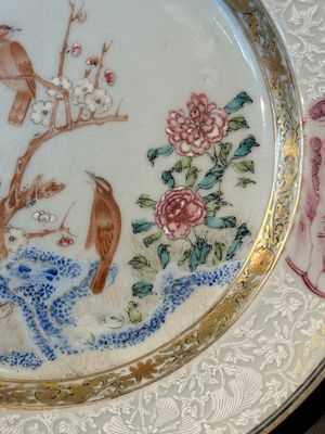A pair of Chinese famille rose 'magpie and peony' plates with bianco-sopra-bianco rims, Yongzheng — foto 4