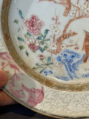 A pair of Chinese famille rose 'magpie and peony' plates with bianco-sopra-bianco rims, Yongzheng — foto 5