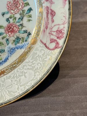 A pair of Chinese famille rose 'magpie and peony' plates with bianco-sopra-bianco rims, Yongzheng — foto 6