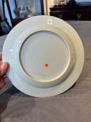 A pair of Chinese famille rose 'magpie and peony' plates with bianco-sopra-bianco rims, Yongzheng — foto 7