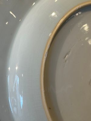 A pair of Chinese famille rose 'magpie and peony' plates with bianco-sopra-bianco rims, Yongzheng — foto 8