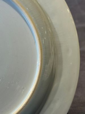 A pair of Chinese famille rose 'magpie and peony' plates with bianco-sopra-bianco rims, Yongzheng — foto 9