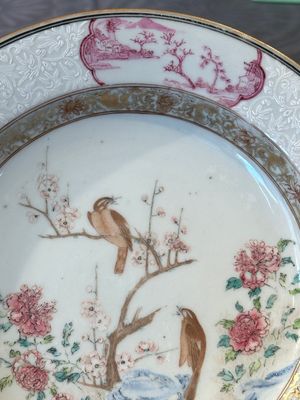 A pair of Chinese famille rose 'magpie and peony' plates with bianco-sopra-bianco rims, Yongzheng — foto 10