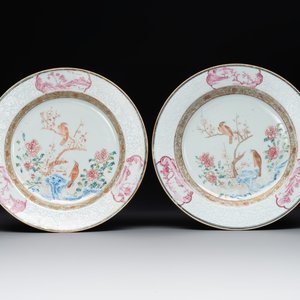 A pair of Chinese famille rose 'magpie and peony' plates with bianco-sopra-bianco rims, Yongzheng — foto 1