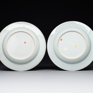 A pair of Chinese famille rose 'magpie and peony' plates with bianco-sopra-bianco rims, Yongzheng — foto 2