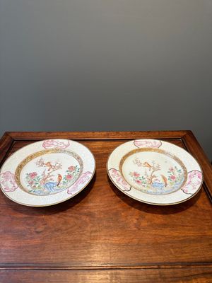A pair of Chinese famille rose 'magpie and peony' plates with bianco-sopra-bianco rims, Yongzheng — photo 1