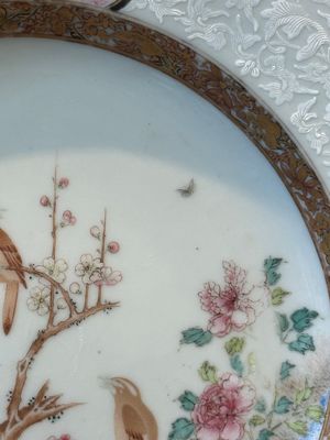A pair of Chinese famille rose 'magpie and peony' plates with bianco-sopra-bianco rims, Yongzheng — photo 12
