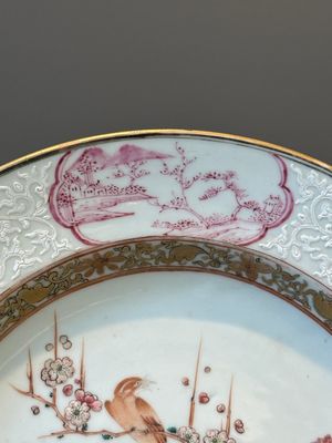A pair of Chinese famille rose 'magpie and peony' plates with bianco-sopra-bianco rims, Yongzheng — photo 3