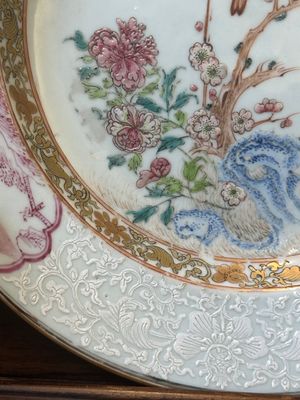A pair of Chinese famille rose 'magpie and peony' plates with bianco-sopra-bianco rims, Yongzheng — photo 7