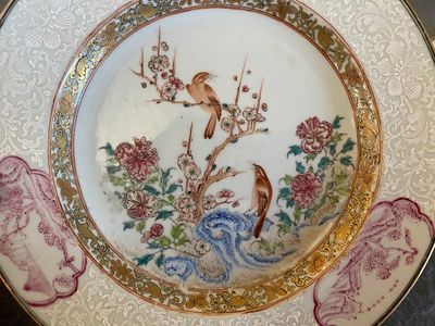 A pair of Chinese famille rose 'magpie and prunus' plates with bianco-sopra-bianco rims, Yongzheng — 照片 2