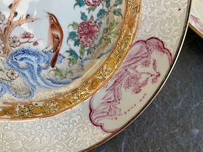 A pair of Chinese famille rose 'magpie and prunus' plates with bianco-sopra-bianco rims, Yongzheng — 照片 3