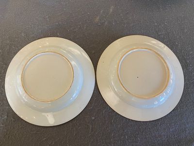 A pair of Chinese famille rose 'magpie and prunus' plates with bianco-sopra-bianco rims, Yongzheng — 照片 5