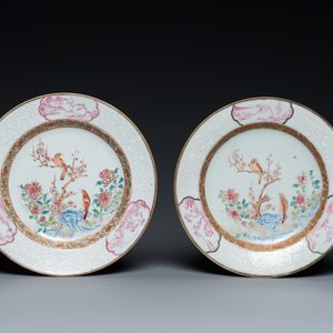 A pair of Chinese famille rose 'magpie and prunus' plates with bianco-sopra-bianco rims, Yongzheng — 照片 2