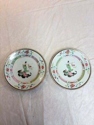 A pair of Chinese famille rose 'Magu' plates, Yongzheng/Qianlong — 照片 1
