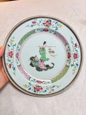 A pair of Chinese famille rose 'Magu' plates, Yongzheng/Qianlong — 照片 13