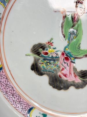 A pair of Chinese famille rose 'Magu' plates, Yongzheng/Qianlong — 照片 15