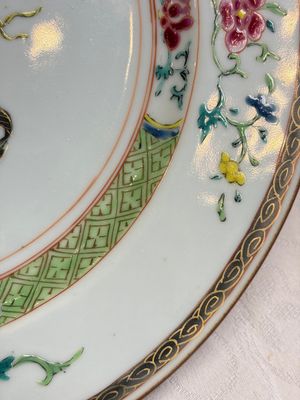 A pair of Chinese famille rose 'Magu' plates, Yongzheng/Qianlong — 照片 16