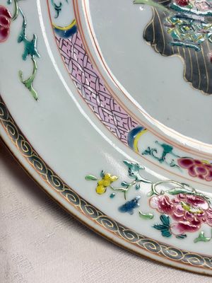 A pair of Chinese famille rose 'Magu' plates, Yongzheng/Qianlong — 照片 18