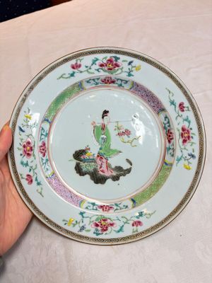 A pair of Chinese famille rose 'Magu' plates, Yongzheng/Qianlong — 照片 2