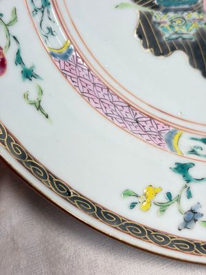 A pair of Chinese famille rose 'Magu' plates, Yongzheng/Qianlong — 照片 6