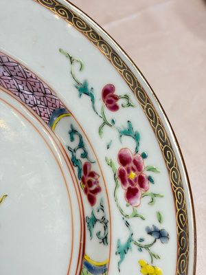 A pair of Chinese famille rose 'Magu' plates, Yongzheng/Qianlong — 照片 7