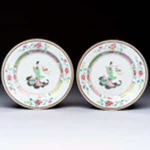 A pair of Chinese famille rose 'Magu' plates, Yongzheng/Qianlong — 照片 1