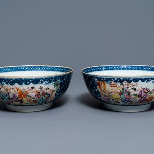 A pair of Chinese famille rose 'mandarin' bowls, Qianlong — photo 1