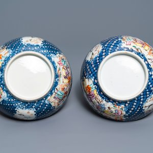 A pair of Chinese famille rose 'mandarin' bowls, Qianlong — photo 7