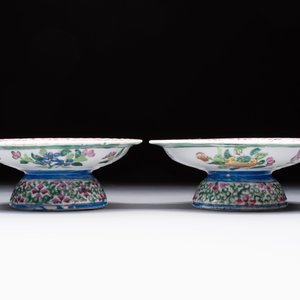 A pair of Chinese famille rose 'mandarin ducks in a lotus pond' Bencharong  tazzas for the Thai market, 19th C. — 照片 4