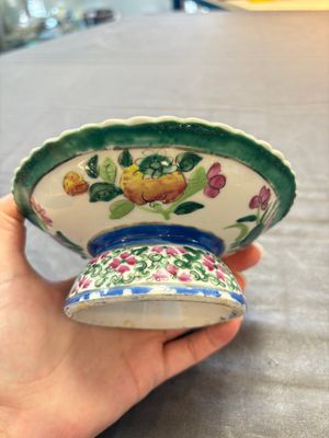 A pair of Chinese famille rose 'mandarin ducks in a lotus pond' Bencharong  tazzas for the Thai market, 19th C. — foto 11