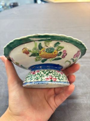 A pair of Chinese famille rose 'mandarin ducks in a lotus pond' Bencharong  tazzas for the Thai market, 19th C. — foto 3