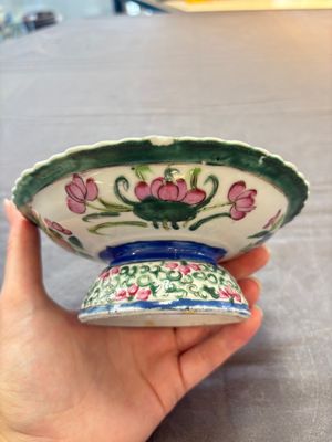 A pair of Chinese famille rose 'mandarin ducks in a lotus pond' Bencharong  tazzas for the Thai market, 19th C. — foto 4