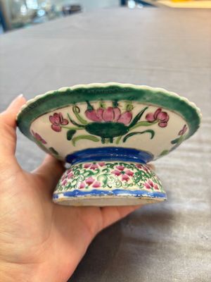 A pair of Chinese famille rose 'mandarin ducks in a lotus pond' Bencharong  tazzas for the Thai market, 19th C. — foto 8