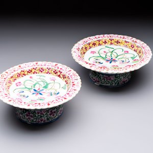 A pair of Chinese famille rose 'mandarin ducks in a lotus pond' Bencharong  tazzas for the Thai market, 19th C. — foto 1